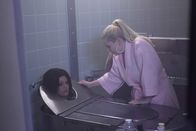 Scream Queens – Chanel #5 (Abigail Breslin, r.) trifft eine Entscheidung, die nicht nur sie, sondern auch ihre Patientin Catherine Hobart (Cecily Strong, l.) in Gefahr bringt ...