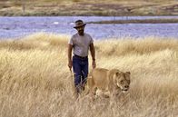 Der Löwe – Sam Lion (Jean-Paul Belmondo) hat als ehemaliges Zirkuskind eine ganz besondere Verbindung zu Raubkatzen.