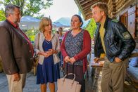 Die Rosenheim-Cops – Marianne Grasegger (Ursula Maria Burkhart, 2.v.r.) hat sich als ihre eigene Schwester ausgegeben und sorgt nun bei den Ermittlungen von Stadler (Dieter Fischer, l.), Danner (Katharina Abt, 2.v.l.) und Mohr (Max Müller, r.) für Verwirrung.