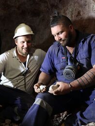 Outback Opal Hunters - Edelsteinjagd in Australien – Mooka Boys team picture, in their tunnel with opal. L-R: Mathew.Kathagen and Leif Tanzer, Andamooka SA