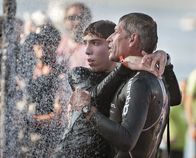 Mit ganzer Kraft – Gemeinsam mit seinem Vater Paul (Jacques Gamblin, r.) geht Julien (Fabien Héraud) beim Ironman in Nizza an den Start.