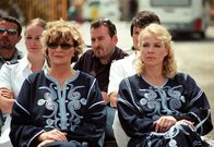 Unter weißen Segeln – An Bord der "Star Clipper" begegnen sich die beiden Exfrauen Vera (Gila von Weitershausen, li.) und Ruth (Claudia Messner) des berühmten Konzertpianisten Caspari.