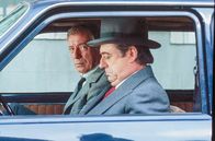 Police Python 357 – Doppelbödige Ermittlerarbeit: Inspektor Marc Ferrot (Yves Montand, li.) und sein Vorgesetzter Kommissar Ganay (François Périer, re.) recherchieren in einem Mordfall, in den sie beide persönlich verwickelt sind, ohne dass sie gegenseitig davon wissen.