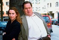 Der Bulle von Tölz – Doris Schretzmayer (Renate Patscheder), Ottfried Fischer (Benno Bergammer).