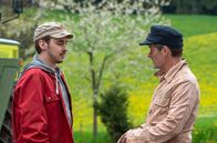 Die Fallers - Die SWR Schwarzwaldserie – Sebastian (Dominik Stricker, li.) muss ausgerechnet Riedle (Sebastian Mirow) um Hilfe bitten und der lässt ihn schadenfroh auflaufen.