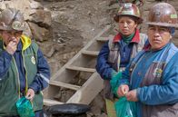 Magische Anden – Minenarbeiterinnen in einem Bergwerk in Oruro, Bolivien: Kokablätter helfen gegen die Erschöpfung.
