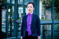 SOKO Donau – Die Diplomatin Bao Chen (Nina Fog) dachte, dass sie davonkommt, wenn sie den Killer ans Messer liefert.