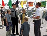 Malcolm mittendrin – Officer Karl (Joel McKinnon Miller, 2.v.li.) erzählt Hal (Bryan Cranston, re.), was Malcolm (Frankie Muniz, li.) und Reese (Justin Berfield) angestellt haben.