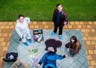SOKO Potsdam – Luna Kunath (Caroline Erikson, r.) und ihr neuer Kollege René Gerstenberg (Ben Bela Böhm, M.) werden zum Tatort in einer Potsdamer Villa gerufen. Dort wartet schon Spusi Jutta Specht (Gabriele Völsch, l.) auf sie. Die Tote ist Gisela Luger, Ernährungsforscherin und Millionärin.