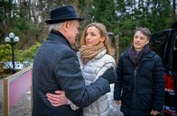 Sturm der Liebe – Werner (Dirk Galuba, l.) verabschiedet sich von Lia (Deborah Müller, M.) und Robert (Lorenzo Patané, r.).