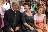 Der Bergdoktor – Roman (Siegfried Rauch) begleitet Lisbeth (Monika Baumgartner, mi.) und Lilli (Ronja Forcher) auf das Ellmauer Musikfest.