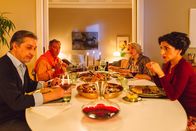 Fritzie - Der Himmel muss warten – Der Verkupplungsversuch von Selma endet für Fritzie und alle Beteiligten in einem ziemlich verkrampften Abendessen: (Fritzie Kühne (Tanja Wedhorn, 2.v.r.) wurde zum Essen von ihren Freunden Selma Herzog (Neda Rahmanian, r.) und Anton Herzog (Rafi Guessous, l.) eingeladen. Als weiteren Gast ist Ron Günther (Jan Sosniok, 2.v.l.) dabei.