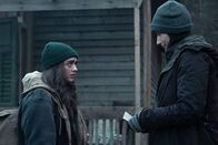 Two Weeks to Live – Tina (Sian Clifford, r.) versucht, die Beziehung zu ihrer Tochter Kim (Maisie Williams, l.) zu retten, indem sie sich ihr zum ersten Mal öffnet. Dadurch erfährt Kim nun auch das dunkelste Geheimnis ihrer Mutter.