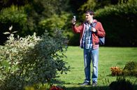 Mum – Jason (Sam Swainsbury) fragt sich, wohin sie spazieren sollen.