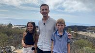 pur+ – Eric Mayer (M.) ist auf La Palma unterwegs, um sich anzuschauen, wie die Insel ein Jahr nach dem Vulkanausbruch 2021 aussieht. Dabei trifft er auch die Kinder Vincent (r.) und Marta (l.), die vom Ausbruch betroffen waren. Vincents Eltern haben ihren Minigolfplatz verloren. Marta ihr Wohnhaus.