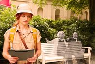 Das kleine Fernsehspiel: Cleo – Stadtführerin Cleo (Marleen Lohse, l.) ist die Einzige, die Albert Einstein (Jean Pütz, M.) und Max Planck (Peter Meinhardt, r.) sehen kann.
