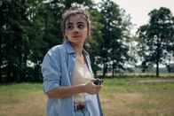Blutige Anfänger – Nehir (Bayan Layla) hat Angst um ihr Leben. Wie lange wird sie die entsicherte Handgranate noch halten können?