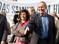 Der Winzerkönig – 15 Uhr im Ersten. Bei der Demonstration gegen die ebenso größenwahnsinnigen wie unsozialen Pläne des Bürgermeisters: Thomas Stickler (Harald Krassnitzer, r.) und Andrea Plattner (Katharina Stemberger, l.).