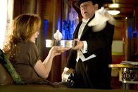 Even Money – Anstatt an ihrem neuen Roman zu schreiben, verbringt die Autorin Carol Carver (Kim Bassinger, l.) ihre Zeit in einem Spielkasino. Dort lernt sie Walter (Danny DeVito) kennen, der sie mit seiner Zaubertricks fasziniert ...