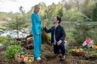 Sturm der Liebe – Greta (Laura Osswald, l.) und Luis (Michael Baral, r.) geraten wegen eines gespielten Antrags in einen Zank.