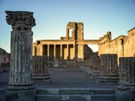 Pompeji mit Tom Hiddleston – Die Sonne geht über den Ruinen einer Säulenhalle in Pompeji auf. (National Geographic/Paolo Verzone)