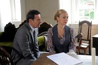 Rote Rosen – ARD ROTE ROSEN FOLGE 1082 Uhr im ERSTEN. Caroline (Birgit Würz, r.) und Gunter (Hermann Toelcke, l.) erfahren entsetzt, dass Konstantin sein Gut an das Land Schleswig-Holstein verschenken will.