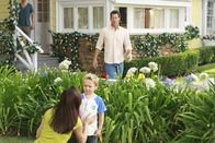 Desperate Housewives – Da Maynard (Mason Vale Cotton, 2.v.r.) schon zum zweiten Mal innerhalb einer Woche mit Blessuren vom Spielplatz nach Hause gekommen ist, möchte Susan (Teri Hatcher, 2.v.l.) in Erfahrung bringen, wer ihren Sohn ständig schikaniert. Maynard will sich jedoch nur seinem Vater Mike (James Denton, r.) anvertrauen ...