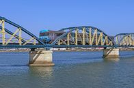 Mit dem Zug ... – Bei Portimão überquert der Zug den Rio Arade. Die 330 Meter lange Brücke erinnert daran, wie wichtig Zugverkehr vor hundert Jahren in der Algarve war.