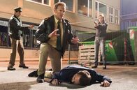 Hubert und Staller – Hubert (Christian Tramitz, 2.v.l.) bückt sich zu der Gestalt am Boden – es ist ist Kurz (Aleksandar Jovanovic, 2.v.r.) und er ist tot! Melanie Eder (Bettina Lamprecht, r.) richtet ihre Waffe auf Hubert. Kann Staller (Helmfried von Lüttichau, l.) die Situation entschärfen?