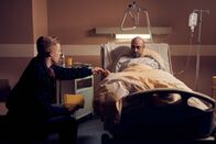neoriginal: Unbroken – Nowak (Özgür Karadeniz, r.) erhält plötzlich neue Informationen, die alles in einem anderen Licht erscheinen lassen. Er entlässt sich selbst aus dem Krankenhaus, um Alex zu suchen und ihr zu helfen.