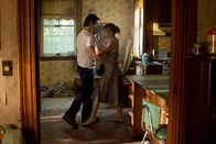 Labor Day – Kommen sich näher, obwohl der von ihr aufgegabelte Anhalter sich als entflohener Sträfling entpuppt: die alleinerziehende Mutter Adele (Kate Winslet, r.) und der verschlossene Frank (Josh Brolin, l.) ...
