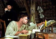 Luther – Beobachtet von seinem Vertrauten Georg Spalatin (Benjamin Sadler, links) übersetzt Luther (Joseph Fiennes) die Bibel ins Deutsche.
