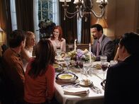 Desperate Housewives – Die perfekte Party zu Ehren Mary Alice endet in einem perfekten Chaos: Susan (Teri Hatcher, 3.v.l.), Mike (James Denton, l.), Lynette (Felicity Huffman, 2.v.l.), Bree (Marcia Cross, M.), Carlos (Ricardo Antonio Chavira, 3.v.r.), Gabrielle (Eva Longoria, 2.v.r.) und Rex (Steven Culp, r.) ...