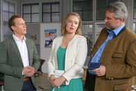 Die Rosenheim-Cops – Susie Brandauer (Vanessa Eckart) wird von Stadler (Dieter Fischer, r.) und Bach (Patrick Kalupa, l.) zu ihrem Verhältnis zur Verstorbenen befragt.