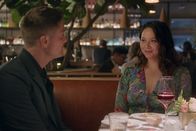 The Rookie – Tim Bradford (Eric Winter) und seine Kollegin Lucy Chen (Melissa O'Neil) haben endlich ihr erstes Date, das jedoch einige Komplikationen mit sich bringt.