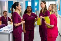 Bettys Diagnose – Von links: Lukas Hilpert (Niklas Löffler), Ava Edemir (Rona Özkan), Zoe Breitner (Catherine Chikosi), Elisabeth "Betty" Hertz (Henrike Hahn), Mia Kunze (Antonia Döring)