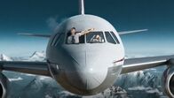 Mayday - Alarm im Cockpit – In 9750 Metern Reiseflughöhe und geborstenem Fenster hält nur noch der Sicherheitsgurt den Copiloten an Bord des A319.
