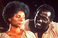 Roots – Kizzy Reynolds Moore (Leslie Uggams, l.); Toby (John Amos, r.)