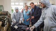 SOKO Wismar – In der Wäscherei entdeckt Kommissar Lars Pöhlmann (Dominic Booer, 2.v.r.) an einer der Polizeiuniformen Blut. Ist dies das Blut der Toten? Nicole Wellenmacher (Barbara Seifert, 2.v.l.), die Schwester der Toten, deutet an, dass ein Polizist mit roten Haaren eine besondere Beziehung zu ihrer Schwester hatte. Ist damit etwa Timmermann gemeint? Wie ist er in die ganze Sache verstrickt?
