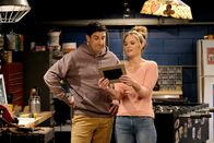Outmatched - Allein unter Genies – Mike (Jason Biggs, l.); Kay (Maggie Lawson, r.)
