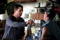 Meteoriten - Apokalypse aus dem All – Detective Crowe (Billy Campbell) muss derweil seinen psychotischen Expartner aufhalten. Der ist auf Rache aus und ist auf dem Weg zu seiner Tochter Jenny.