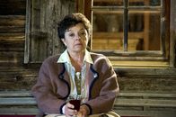 Der Bergdoktor – Lisbeth Gruber (Monika Baumgartner) kann die Ruhe auf dem Hof nicht so recht genießen.