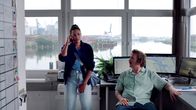 Festmachen – Festmachen (2) - Kollisionskurs Festmacher Kort (Karsten Antonio Mielke) lässt sich von Neuling Malika (Salka Weber) die Zügel aus der Hand nehmen.