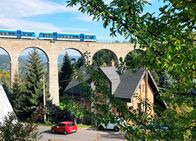 alpha-expedition: Mit dem Zug ... – Das Viadukt bei Morgenstern (Smržovka) ist ein Highlight auf der Zugstrecke von Liberec nach Szklarska Poręba. Es wurde Ende des 19. Jahrhunderts gebaut. Eine Zeit, in der Nordböhmen zu Österreich-Ungarn gehörte.