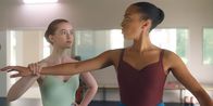 Spellbound - Verzaubert in Paris – Cece (Hailey Romain, r.) hat nicht erwartet, dass Mia (Abigail O'Regan, l.) ihre Nachhilfe-Lehrerin für Spitzentanz ist. Sie ist besonders streng mit Cece und verordnet ihr ein hartes Training.