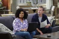 Männerwirtschaft – Dani (Yvette Nicole Brown, l.); Oscar Madison (Matthew Perry, r.)