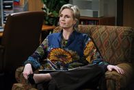 Two and a Half Men – Die Psychologin Dr. Freeman (Jane Lynch) versucht Erklärungen für Charlies seltsames Verhalten zu finden ...