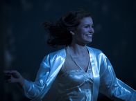 Schloss Einstein – Mary (Sophie Imelmann) träumt von einer Versöhnung mit Phillip.