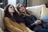 Manifest – Olive Stone (Luna Blaise, l.); Michaela Stone (Melissa Roxburgh, r.)