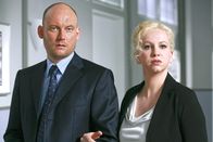 Die Rosenheim-Cops – Hartmut Mosch (Erol Nowak) und Ella Mosch (Anette Hellwig) profitieren von dem Mord und haben kein Alibi. Ist einer der beiden der Mörder?
